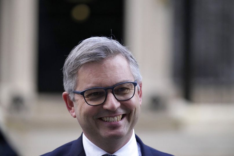 Le ministre autrichien des Finances, Magnus Brunner, s'adresse aux médias devant le 10 Downing Street, avant sa rencontre avec le ministre britannique des Finances, Rishi Sunak, au 11 Downing Street, à Londres. 