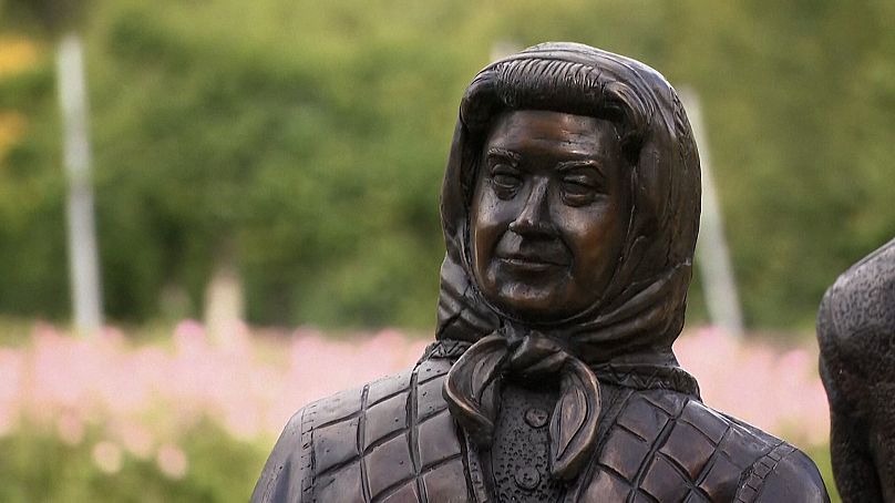 Statue en bronze de la reine Elizabeth II, exposée dans les jardins du château d'Antrim