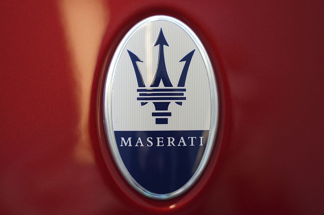 Logo Maserati sur une Quattroporte Modena Q4 2022 exposée au Salon international de l'auto de Pittsburgh, à Pittsburgh, le 15 février 2024.