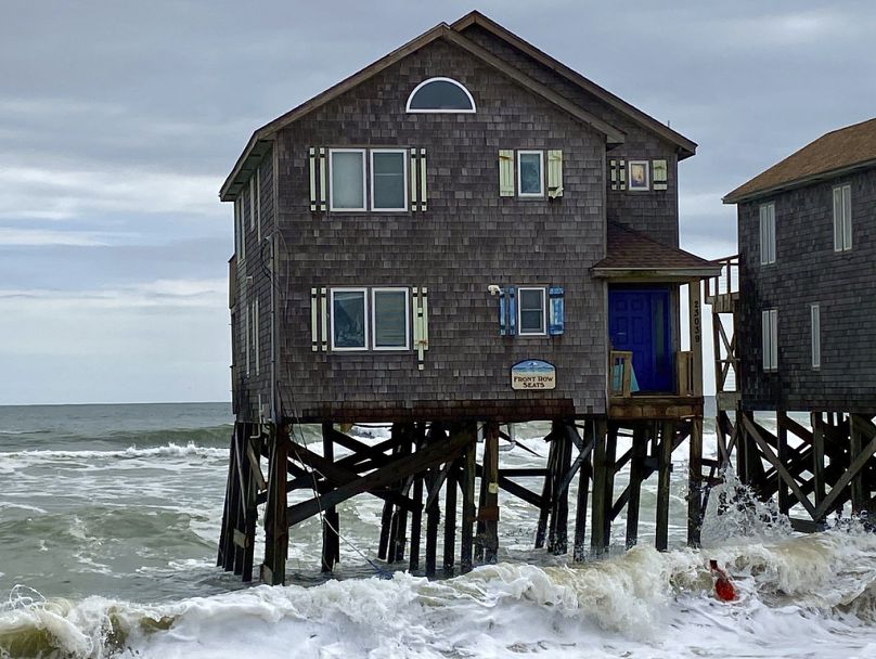 Cette photo fournie par Cape Hatteras National Seashore montre une maison plusieurs heures avant qu'elle ne s'effondre dans l'océan à Rodanthe.