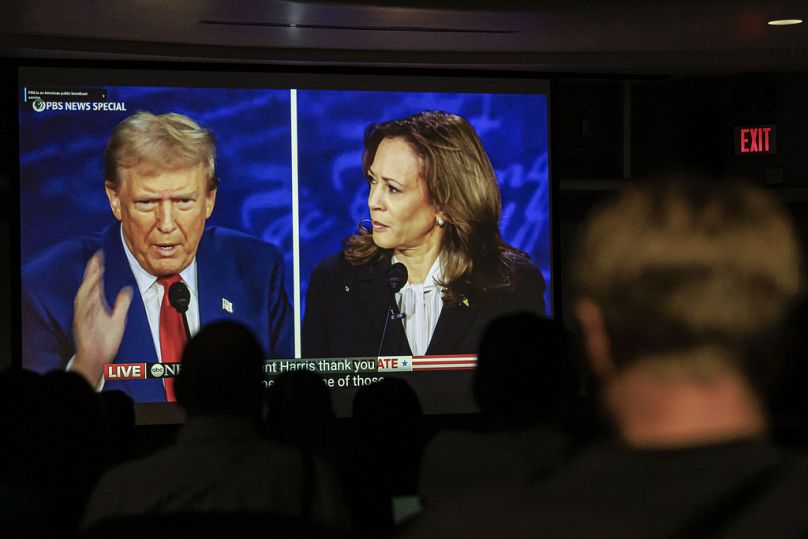 Les gens regardent Donald Trump et Kamala Harris débattre lors d'une soirée de visionnage sur le campus au Murphy Hall de l'Université du Minnesota, le 10 septembre 2024