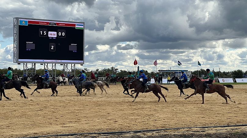 Le Kokpar implique deux équipes de quatre joueurs à cheval, qui courent pour attraper la carcasse au centre du terrain et la déposer dans le but de l'équipe adverse.