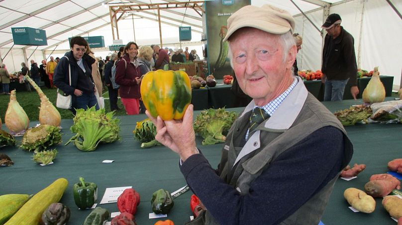 Peter avec le poivron le plus lourd, battant le record du monde, au salon d'automne de Malvern en 2023.