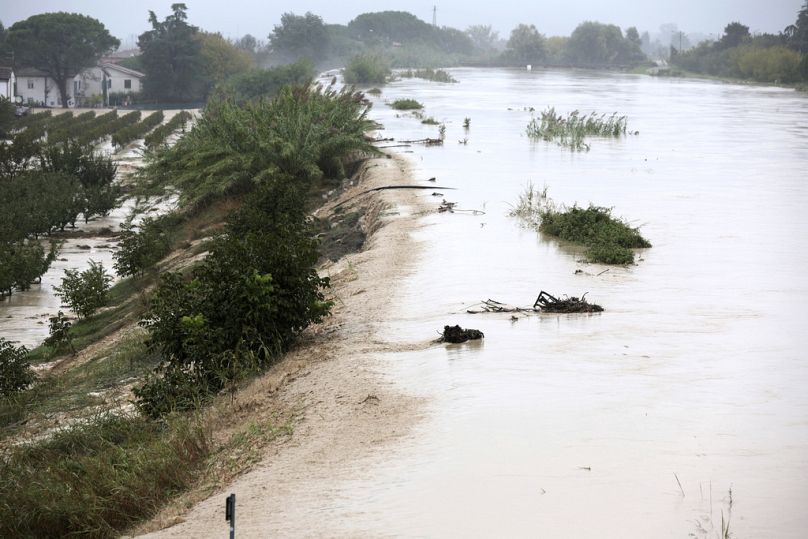 La rivière Lamone déborde de son lit près de Bagnacavallo, dans la région d'Émilie-Romagne, en Italie, le jeudi 19 septembre 2024.