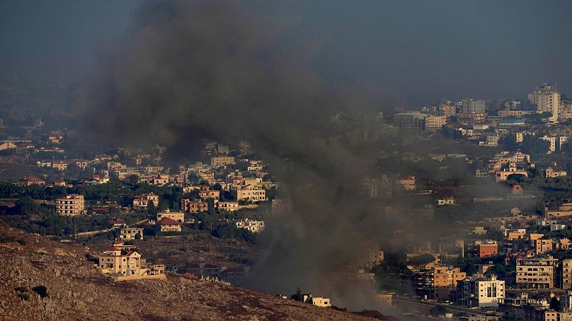 De la fumée s'élève suite à une frappe aérienne israélienne sur le village de Kfar Rouman, au sud du Liban.