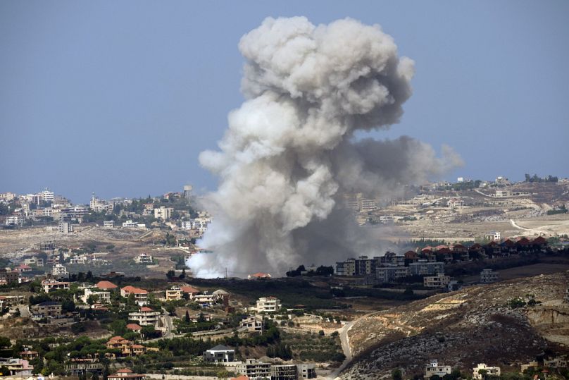 De la fumée s'élève suite aux bombardements israéliens sur les villages du district de Nabatiyeh, vue depuis la ville méridionale de Marjayoun, au Liban, le lundi 23 septembre 2024.