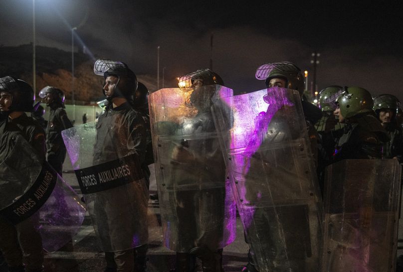 Les forces de sécurité marocaines montent la garde à l'extérieur de la frontière avec l'enclave espagnole de Ceuta, à Fnideq, au Maroc, le lundi 16 septembre 2024.