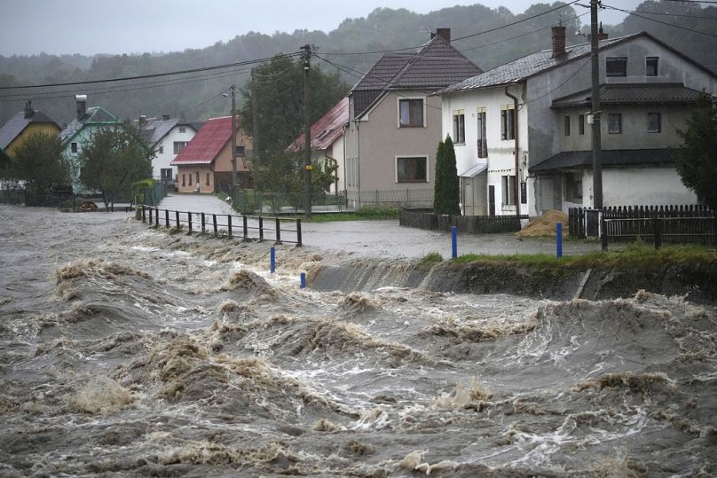 La rivière Bela coule devant des maisons lors des inondations à Mikulovice, en République tchèque, le samedi 14 septembre 2024.