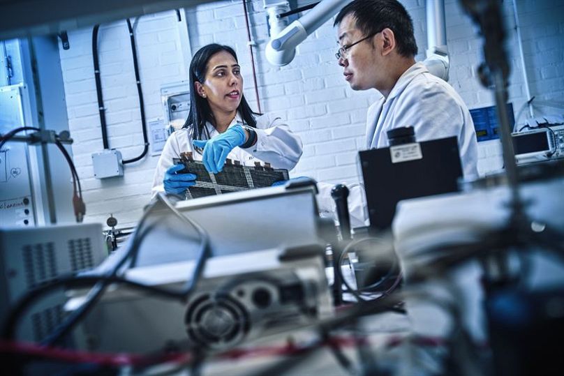 Les chercheurs Richa Chaudhary et Zhenyuan Xia travaillent dans le laboratoire de graphène de Chalmers.