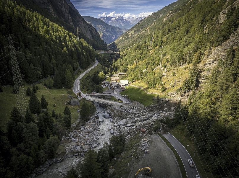 Une route est bloquée à Eisten après un glissement de terrain consécutif à de fortes intempéries, le 6 septembre 2024