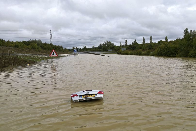 Vue d'un coffre ouvert d'une voiture visible, submergé par les eaux de crue après de fortes pluies, sur l'A421 à Marston Moretaine, Bedfordshire, Angleterre, le lundi 23 septembre 2024