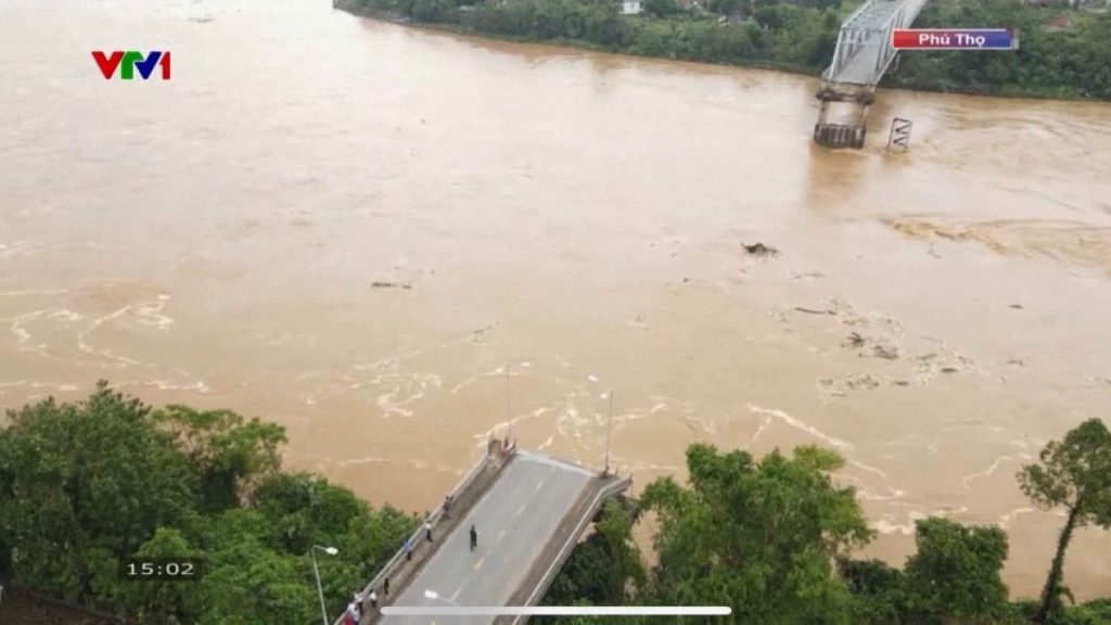 Effondrement d'un pont en acier au Vietnam après le passage du typhon Yagi ; 3 personnes secourues