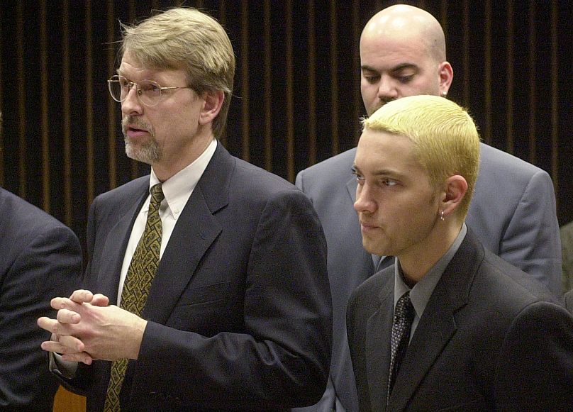 Eminem, à droite, écoute son avocat Walter Piszczatowski, à gauche, s'adresser aux juges à Mount Clemens, Michigan, le 10 avril 2001 