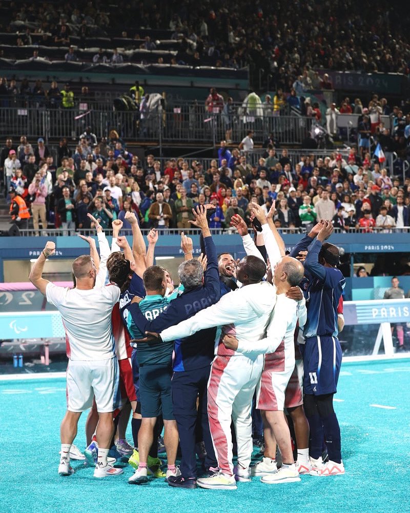 La France est championne paralympique de cécifoot ! À la maison ! Face à l’Argentine ! Félicitations les Bleus pour votre parcours phénoménal. Nous sommes fiers.