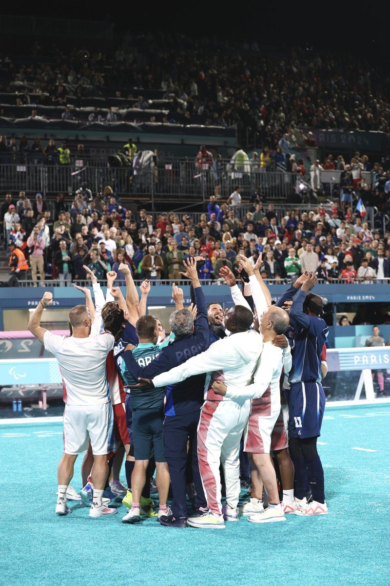 La France est championne olympique de cécifoot ! À la maison ! Face à l’Argentine ! Félicitations les Bleus pour votre parcours phénoménal. Nous sommes fiers.