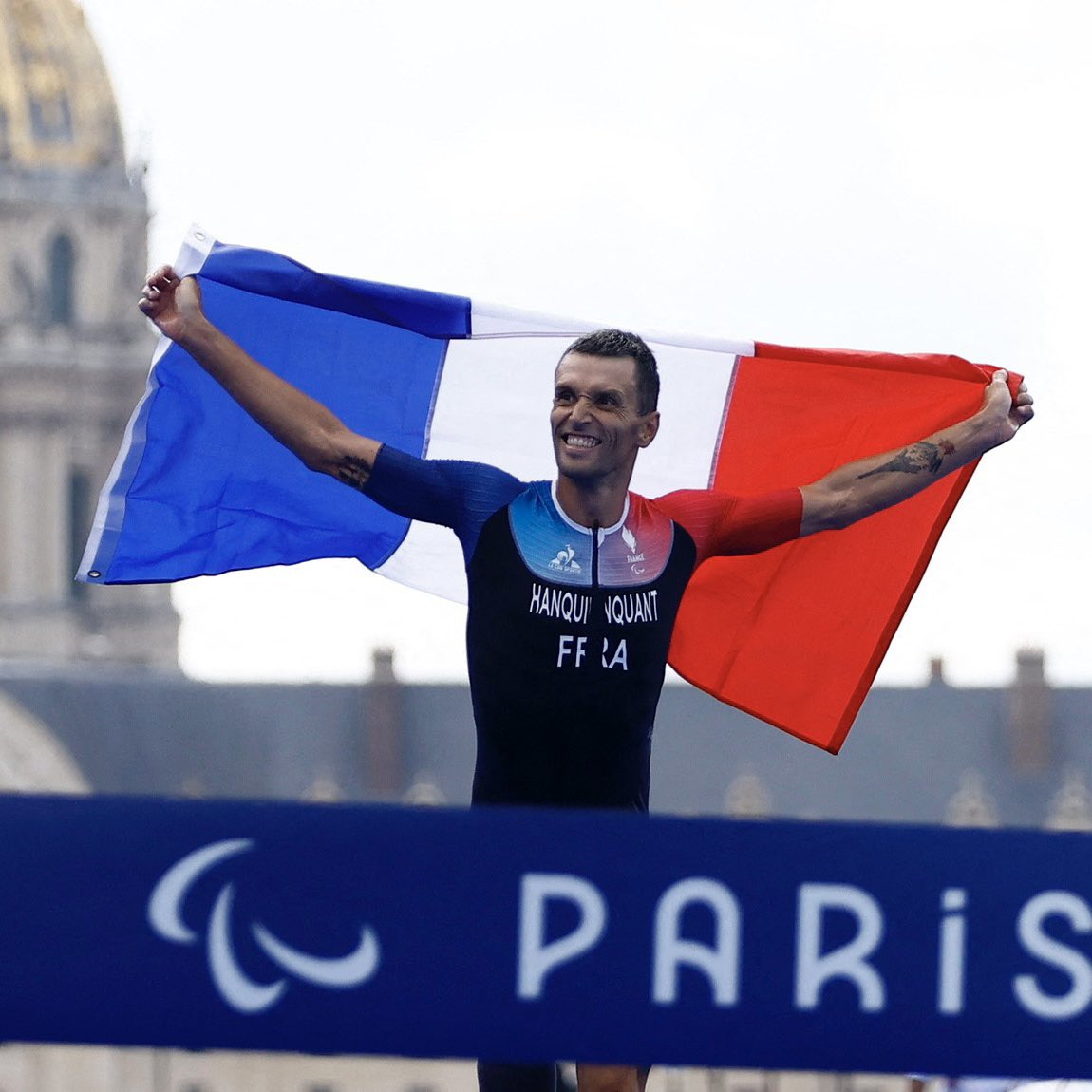 À Tokyo et aujourd’hui à Paris : Alexis Hanquinquant va chercher l’or et offre à la France son deuxième titre en para-triathlon ! Immense champion.