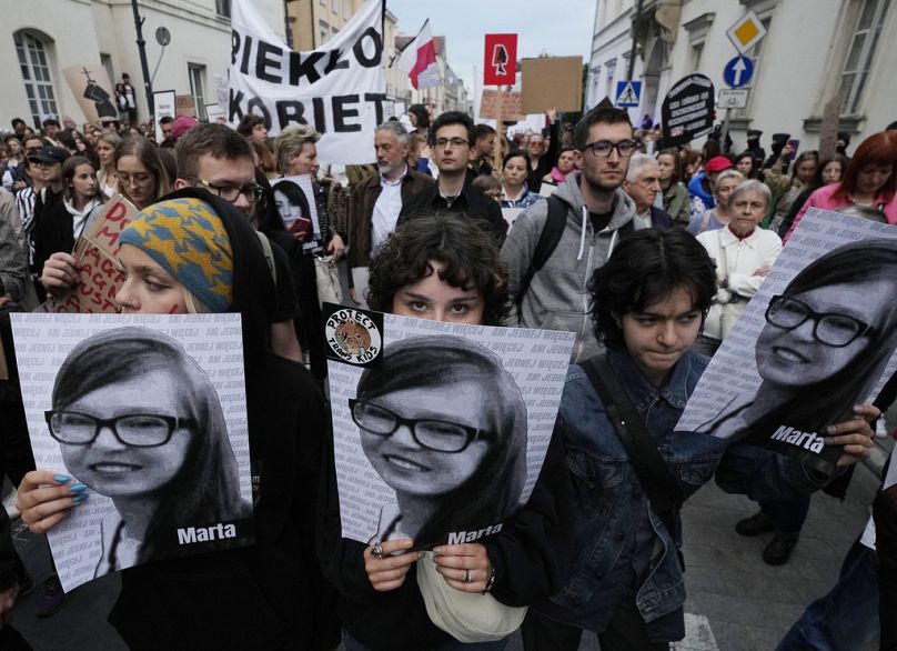 Des manifestants protestent contre la loi polonaise restrictive sur l'avortement à Varsovie, en Pologne, le mercredi 14 juin 2023.