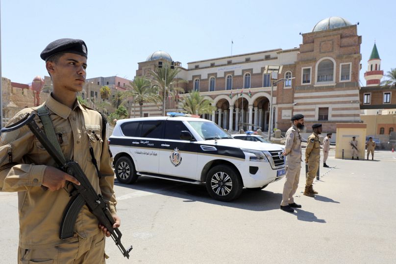 Des soldats libyens gardent le siège de la Banque centrale à Tripoli, en août 2024