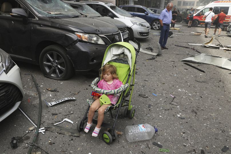 Un enfant attend dans une cour après qu'un missile russe a frappé le principal hôpital pour enfants du pays, Okhmadit, à Kiev, en juillet 2024