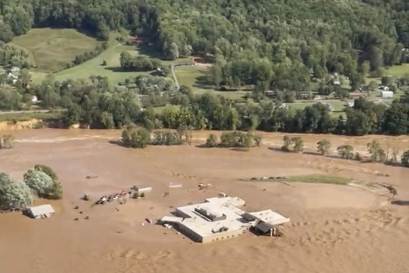 Hélicoptère de sauvetage sur le toit de l'hôpital du comté d'Unicoi à Erwin, Tennessee, le 27 septembre 2024