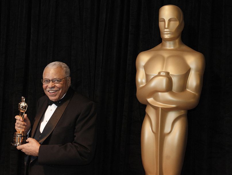 James Earl Jones pose avec son Oscar d'honneur lors de la 84e cérémonie des Oscars, le dimanche 26 février 2012