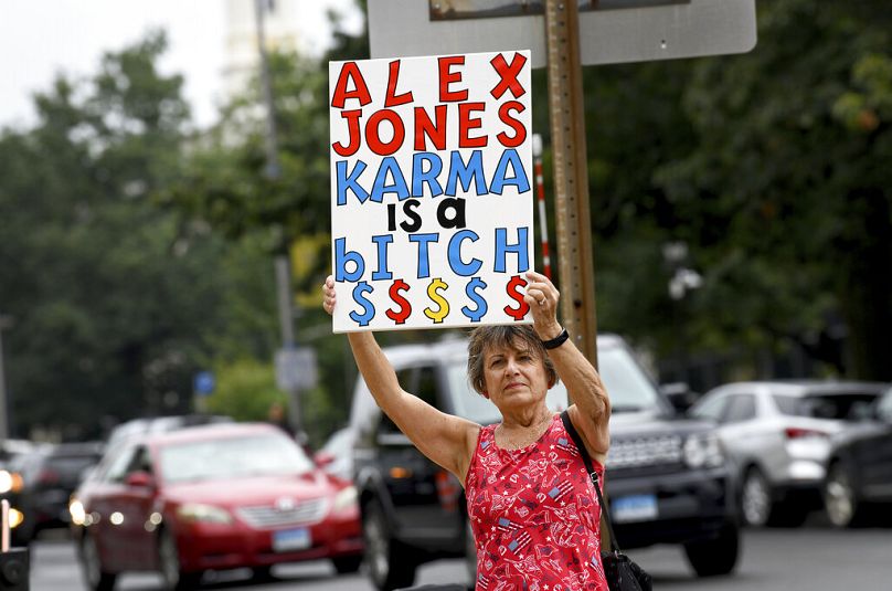 Karen Rotella, de Middlebury, affiche ses sentiments envers le théoricien du complot Alex Jones devant le tribunal supérieur de Waterbury à Waterbury, dans le Connecticut.