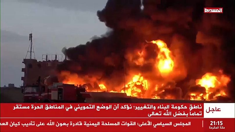 La chaîne de télévision Al Masirah, dirigée par les Houthis, montre des pompiers luttant contre un énorme incendie à Hodeidah, le 29 septembre 2024.