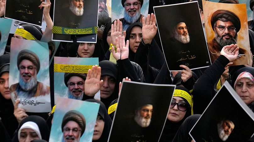 Les personnes en deuil assistent à un rassemblement commémorant l'assassinat du chef du Hezbollah, Hassan Nasrallah, en Iran.