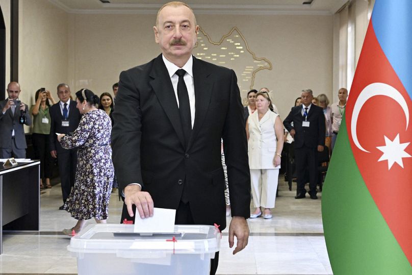 Le président azerbaïdjanais Ilham Aliyev dépose son bulletin dans un bureau de vote lors d'élections anticipées au parlement Milli Mejlis à Bakou, en Azerbaïdjan, le dimanche 1er septembre 2024. 