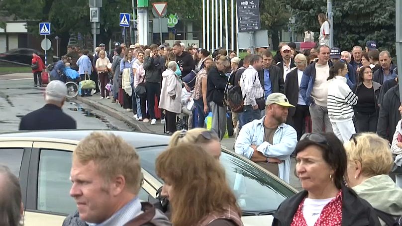 Il peut falloir des heures aux piétons pour traverser l'Estonie vers la Russie via le poste frontière de Narva, le 12 septembre 2024