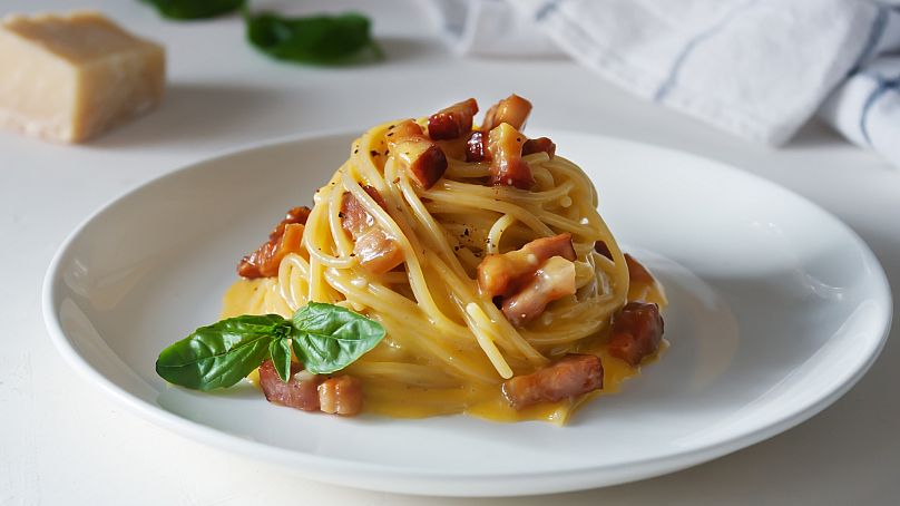 Une carbonara traditionnelle (à part la feuille de basilic)