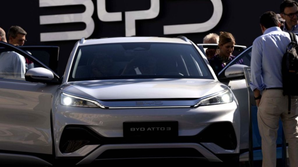 Visitors look at the Chinese made BYD ATTO 3 at the IAA motor show in Munich, Germany. 8 Sept. 2023.