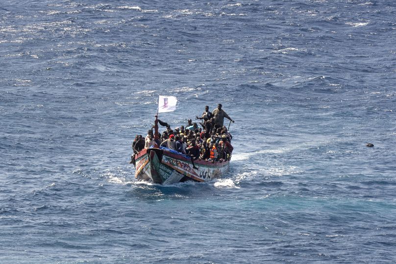 Des migrants se pressent sur un bateau en bois alors qu'ils naviguent vers le port de La Restinga, sur l'île canarienne d'El Hierro.