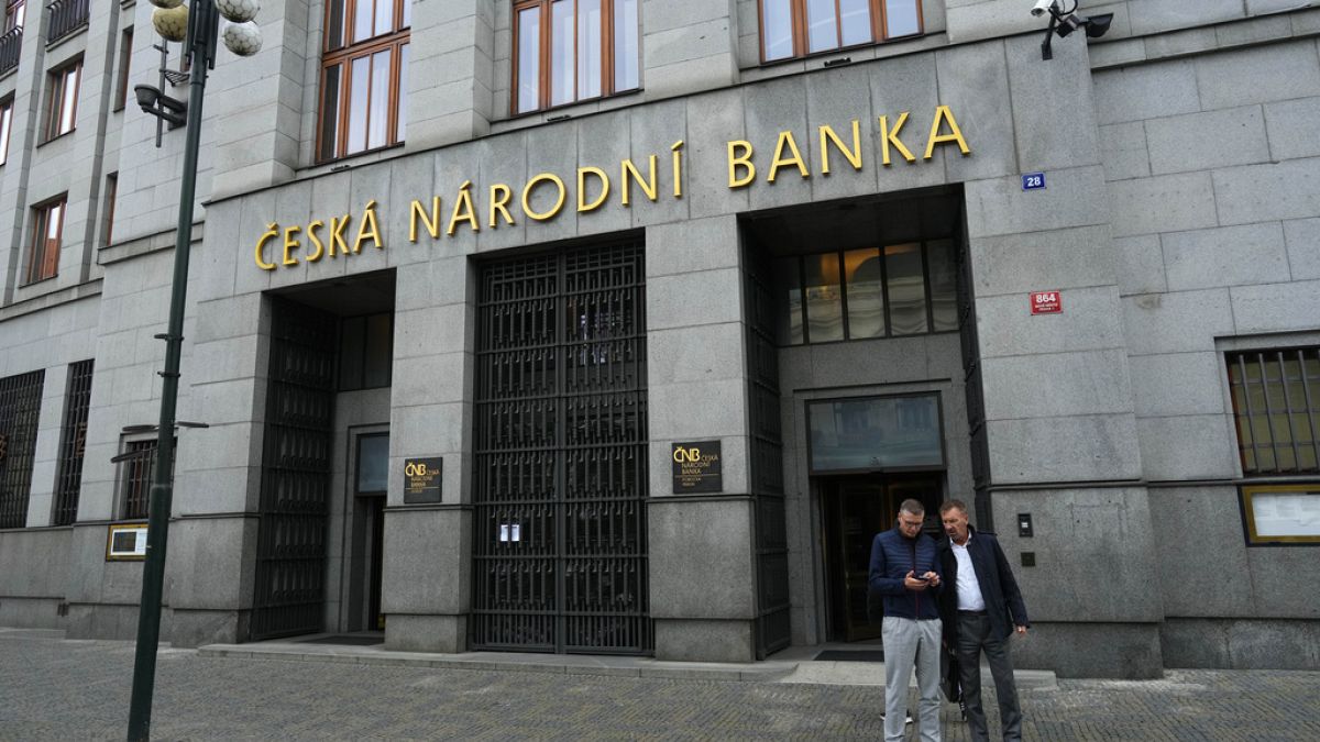 File photo. People stand outside the Czech central bank in Prague, Czech Republic. 2 Nov. 2023.