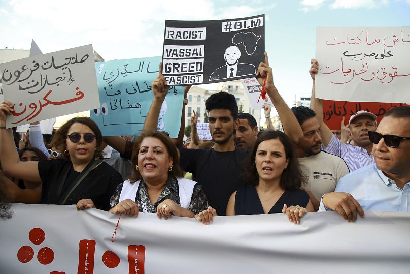 Des Tunisiens participent à une manifestation contre le président Kais Saied à l'approche des prochaines élections présidentielles, le 13 septembre 2024