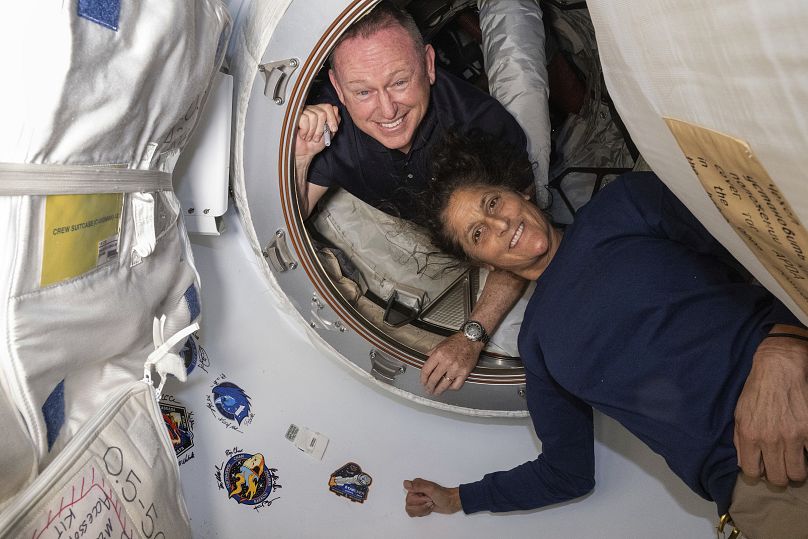 Butch Wilmore et Suni Williams posent pour un portrait à l'intérieur du vestibule entre le module Harmony de l'ISS et le vaisseau spatial Starliner de Boeing, le 13 juin 2024.