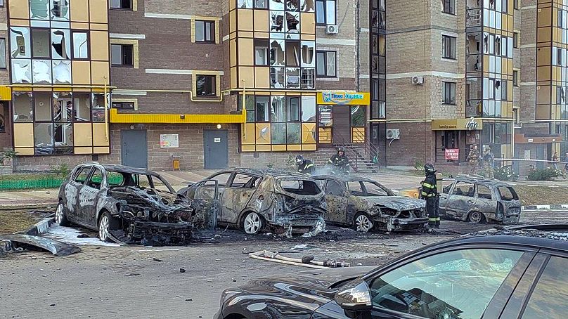 Les pompiers éteignent des voitures en feu dans la cour d'un immeuble d'appartements après une attaque de missiles des forces armées ukrainiennes sur la ville de Belgorod, le 2 septembre 2024