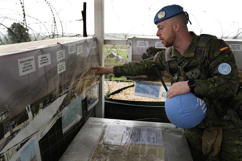 Un bataillon de la FINUL dans une tour d'observation à Abbassiyeh, un village frontalier libanais avec Israël, le 10 janvier 2024.