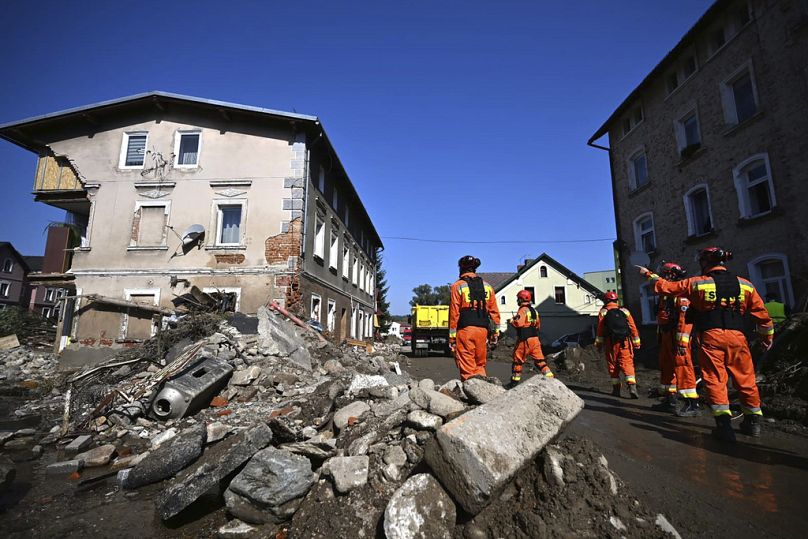 Les pompiers inspectent la sécurité des maisons après de fortes inondations dans la ville de Stronie Slaskie, dans le sud-ouest de la Pologne, le mercredi 18 septembre 2024. 