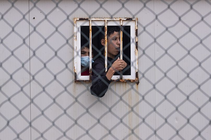 Des enfants qui ont traversé la frontière vers l'Espagne sont vus à l'intérieur d'un abri temporaire pour mineurs non accompagnés dans l'enclave de Ceuta, le 20 mai 2021