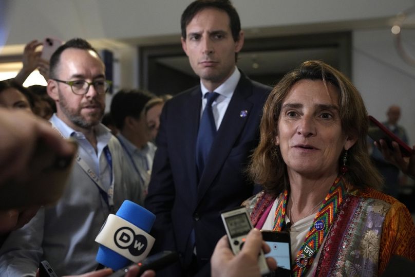 La vice-première ministre espagnole Teresa Ribera, à droite, et Wopke Hoekstra, commissaire européen chargé de l'action climatique, s'adressent aux médias lors de la COP28.