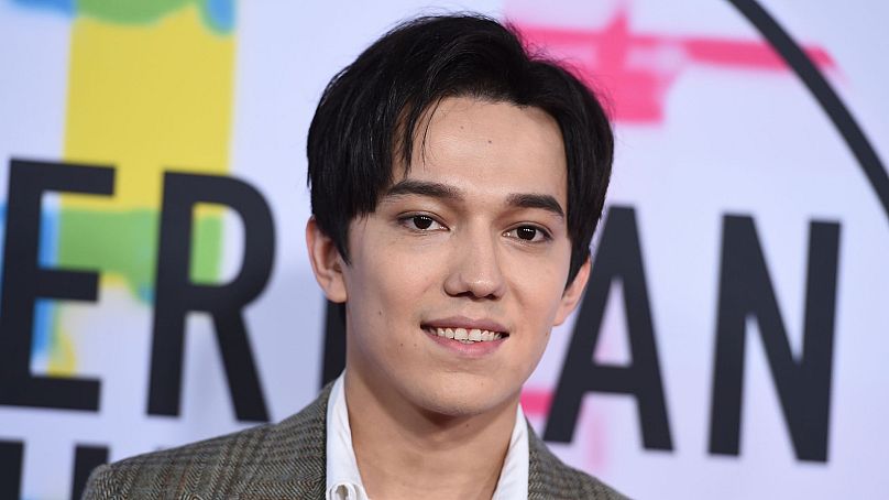 Dimash Kudaibergen arrive aux American Music Awards au Microsoft Theater le dimanche 19 novembre 2017.