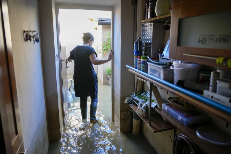 Une femme patauge dans sa maison familiale inondée, à Bohumin, en République tchèque.