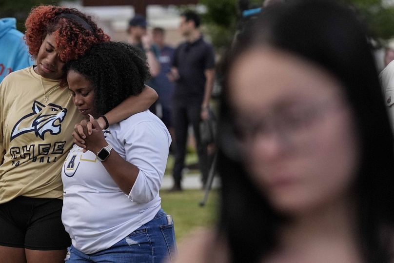 Les personnes en deuil prient lors d'une veillée aux chandelles pour les élèves et les enseignants tués à l'école secondaire Apalachee, le mercredi 4 septembre 2024, à Winder, en Géorgie.