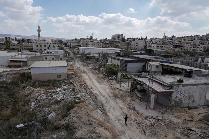 Un homme marche sur une route endommagée à la suite d'un raid de l'armée israélienne à Jénine, en Cisjordanie, le mercredi 4 septembre 2024.