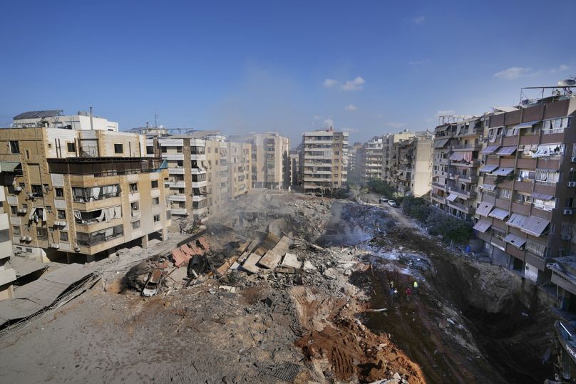 Des gens se rassemblent sur le site de l'assassinat du chef du Hezbollah Hassan Nasrallah, dans la banlieue sud de Beyrouth, le dimanche 29 septembre 2024.