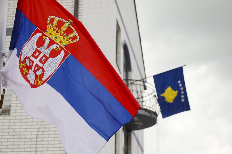 Le drapeau serbe, à gauche, sur un lampadaire devant un drapeau du Kosovo sur l'hôtel de ville de la ville de Zubin Potok, le 31 mai 2023