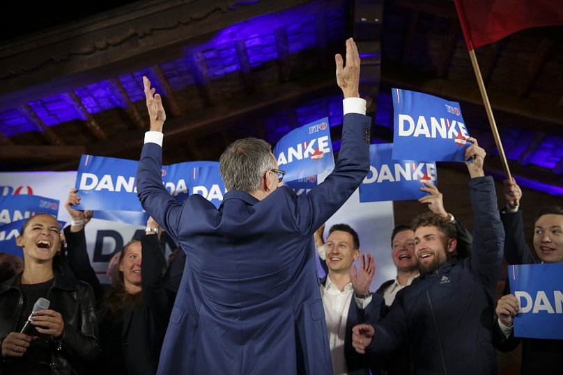 Le chef du Parti de la liberté autrichien, Herbert Kickl, applaudit avec ses partisans à Vienne, le 29 septembre 2024.