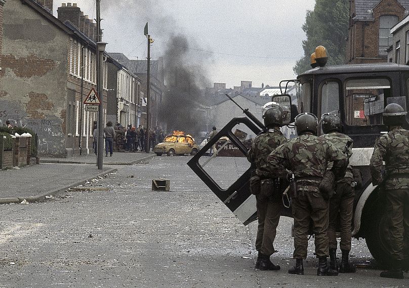 Des troupes britanniques, au premier plan, affrontent des manifestants dans un quartier à majorité catholique de Belfast pendant la période connue sous le nom de Troubles, le 5 mai 1981