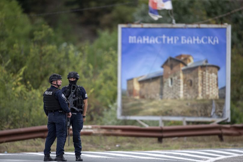 Des policiers du Kosovo sécurisent un carrefour menant au monastère de Banjska dans le village de Banjska, le dimanche 24 septembre 2023.